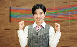 女性が両腕でガッツポーズをとっている写真