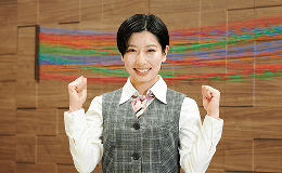 女性が両腕でガッツポーズをとっている写真