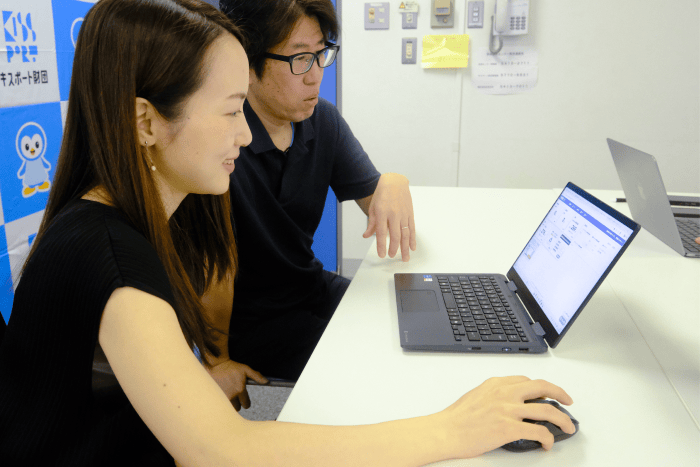 パソコンの画面を見ながら打ち合わせをするKiss Port財団のスタッフ
