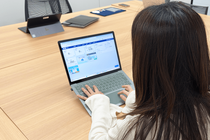 株式会社 神戸国際会館 様 パソコンの画面を操作している写真