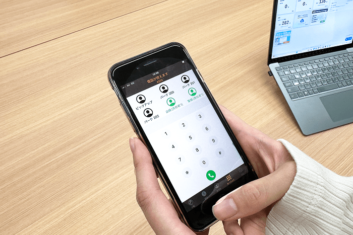 株式会社 神戸国際会館 様 スマートフォンの画面を操作している写真