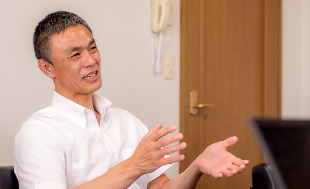 OPTiM Contractの導入効果について話す株式会社エム・イーの担当者様の様子