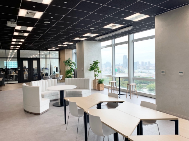 コミュポ（白いソファーと机）写真