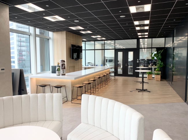 コミュポ：（カウンターと焼酎）