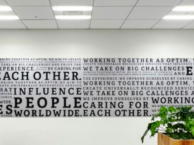 執務室：（英字の壁）