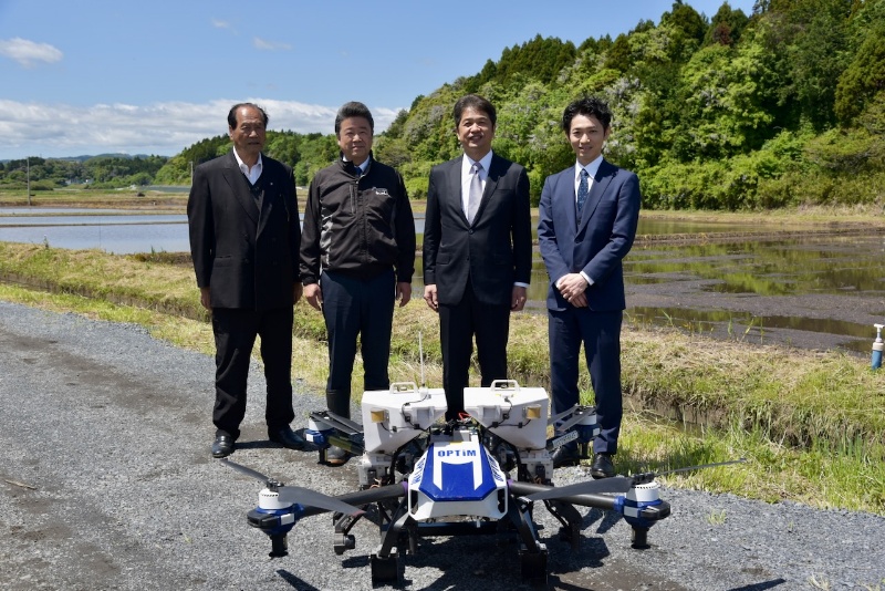 ドローンとスマート農業実演会に参加者の写真